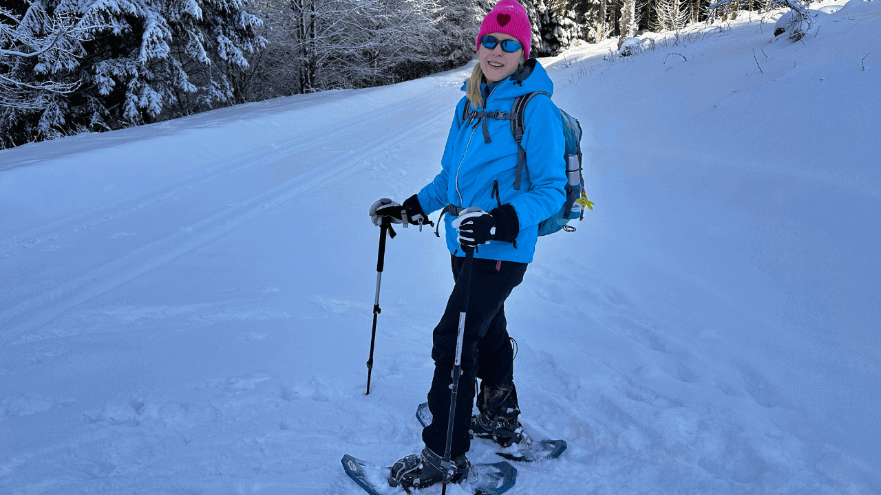 Frau auf Schneeschuhen