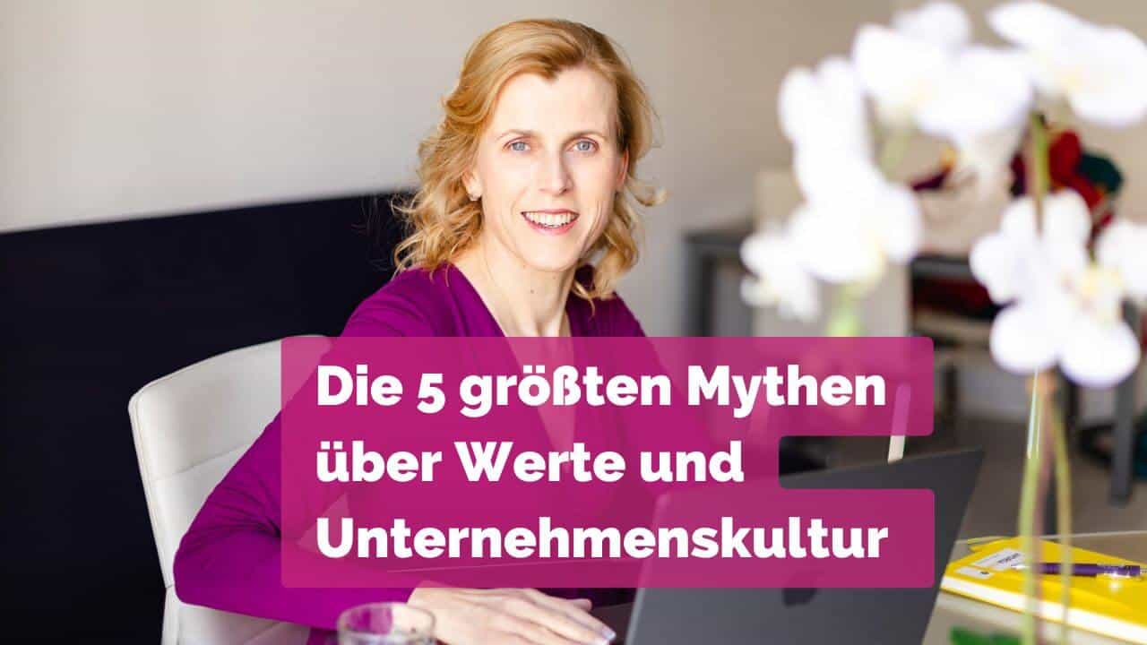 Frau am Schreibtisch