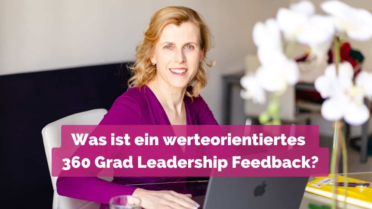Frau am Schreibtisch