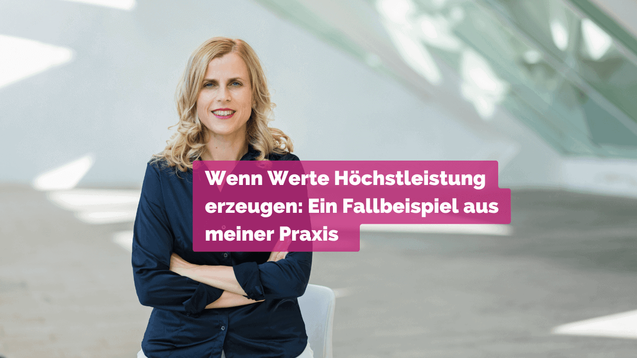 Frau vor weißem Hintergrund