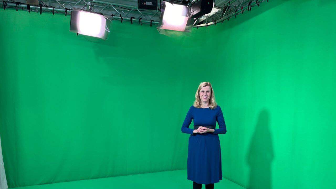 Frau vor Greenscreen