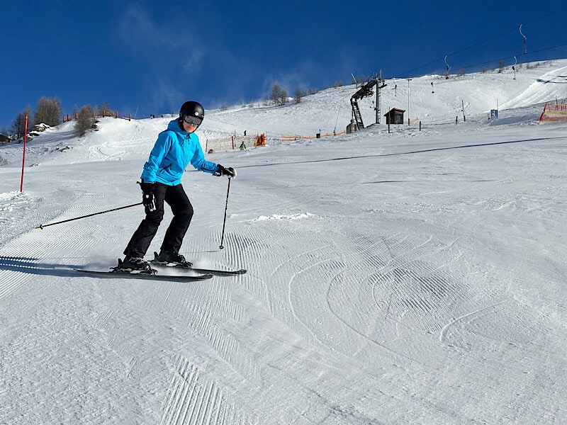 Frau beim Ski fahren