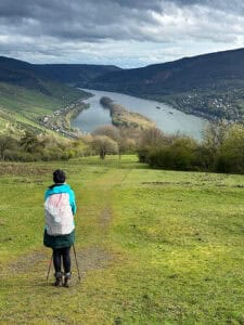 Frau mit Blick ins Rheintal