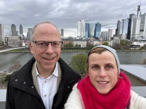 Zwei Personen vor Frankfurt Skyline