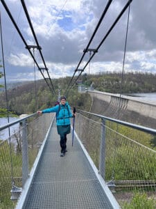 Frau auf Hängeseilbrücke