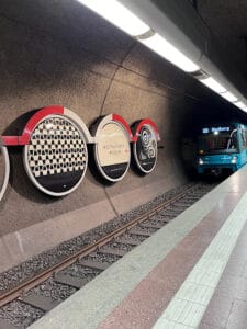 einfahrende U-Bahn