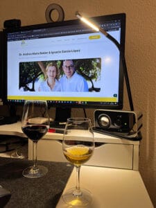 Gläser vor Rechner