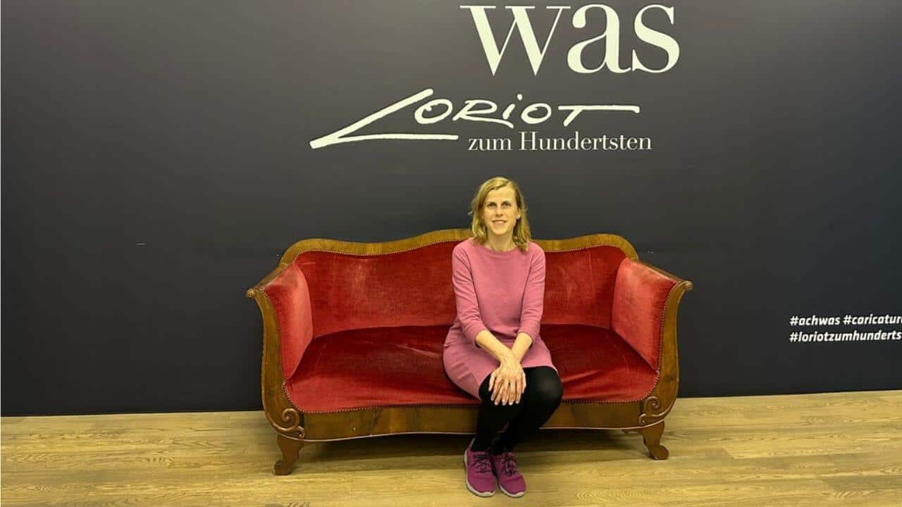 Frau auf Sofa