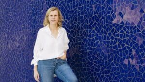 Andrea Maria Bokler vor blauer Wand