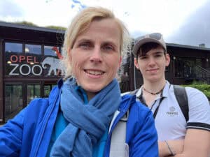 Andrea vor Opel-Zoo