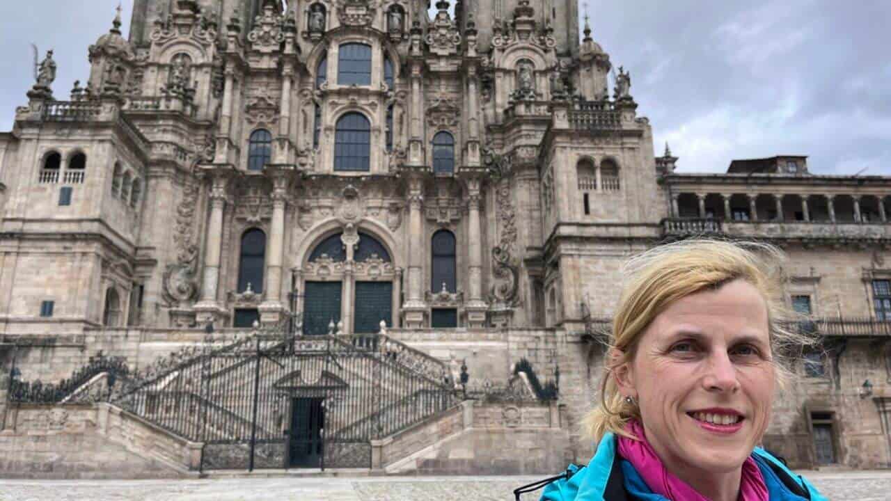 Andrea vor der Kathedrale in Santiago
