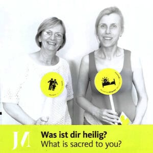 zwei Frauen mit Schildern