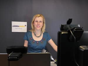 Frau vor Bildschirmen