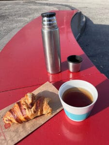 Tasse Tee und Croissant