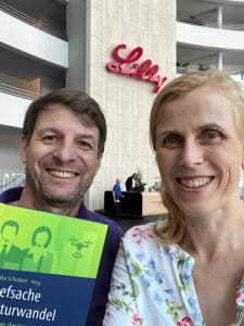 2 Personen in einer Firma