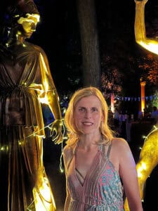 Frau vor Skulptur