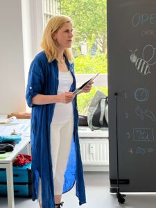 Moderation Frau nachdenktlich