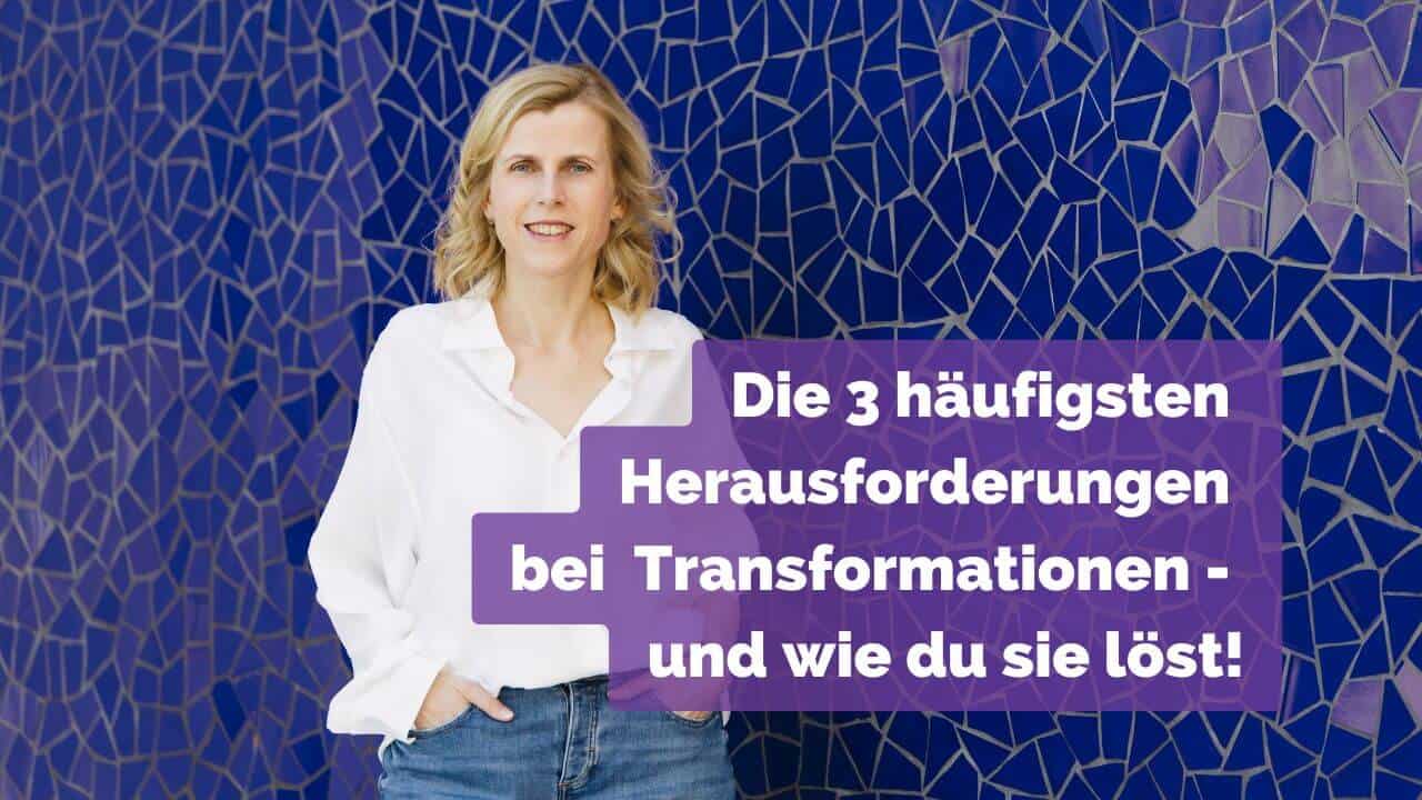 Frau vor Kachelwand