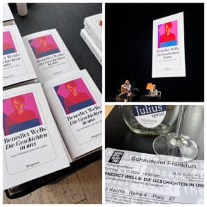 Bücher, Eintrittskarte und zwei Personen auf einer Bühne