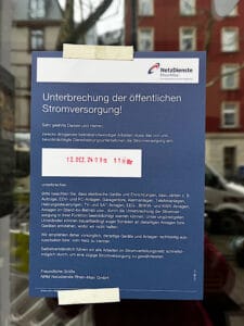 Aushang an einer Scheibe