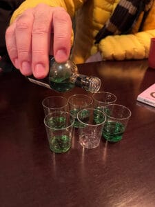kleine Schnapsgläser mit grüner Flüssigkeit