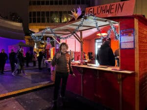 Frau vor Glühweinstand