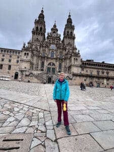 Frau vor der Kathedrale in Santiago de Compostela