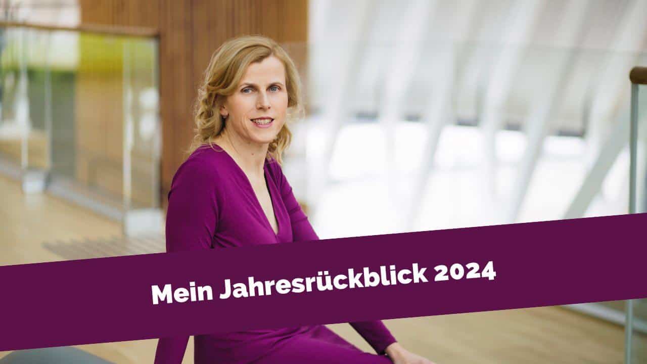 Frau in einem Foyer