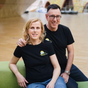 Frau und Mann auf einem Sofa sitzend