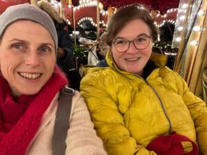 2 Frauen im Karussell