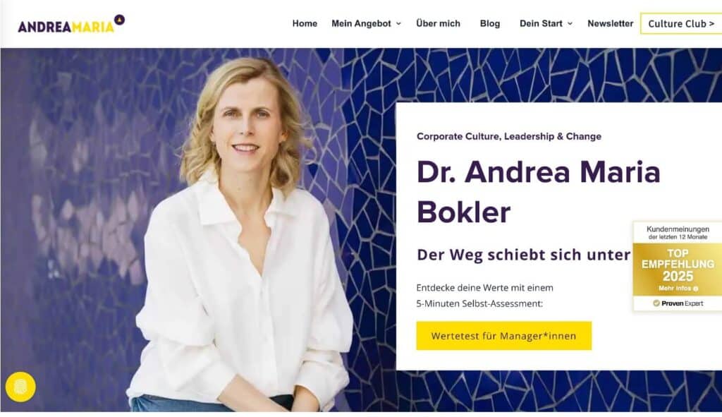 Frau vor Kacheln und Titel einer Webseite