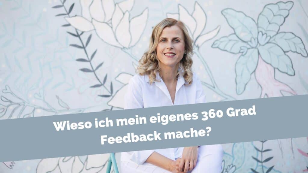 Frau vor gemalter Wand
