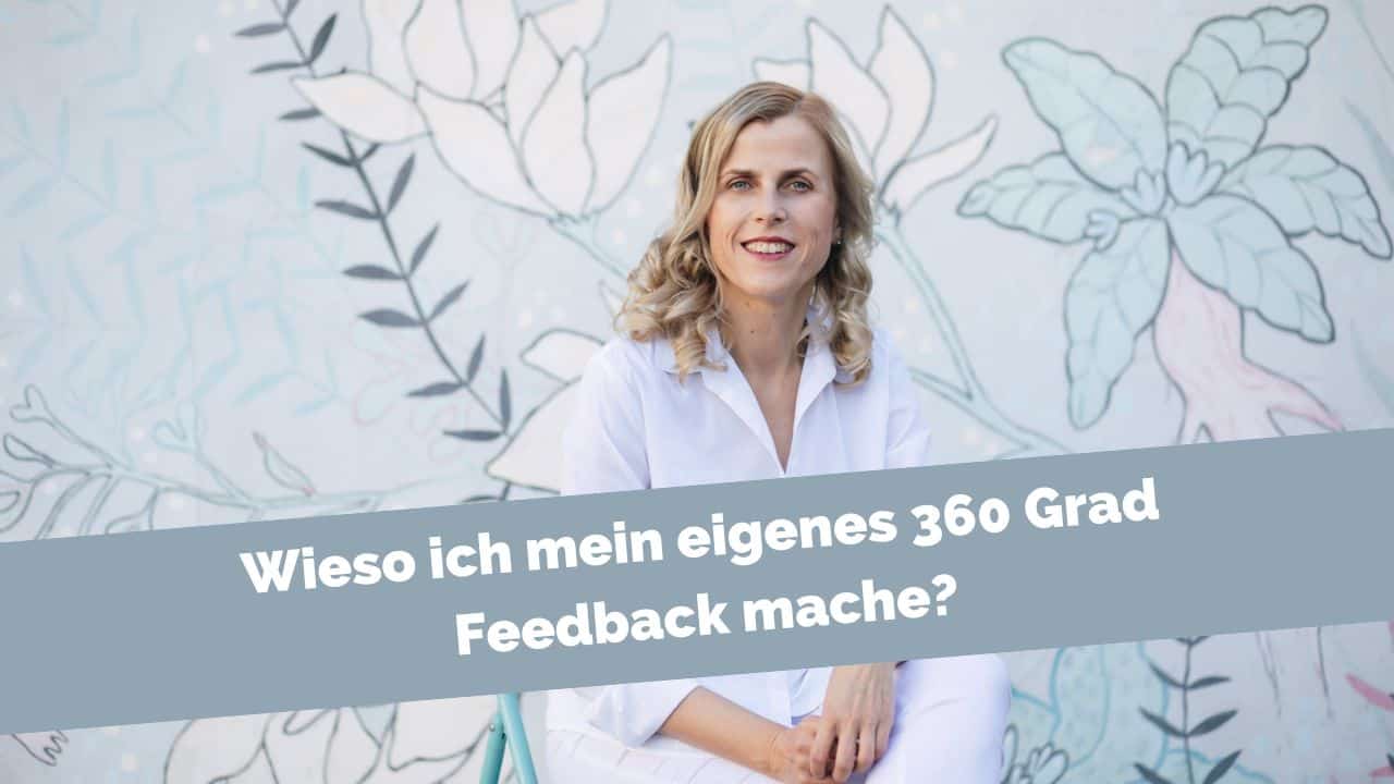 Frau vor gemalter Wand