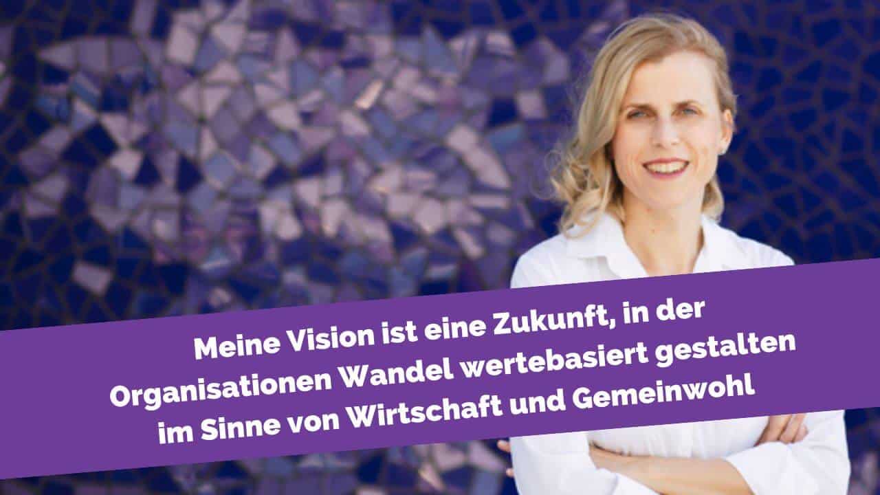 Frau vor Fliesenwand