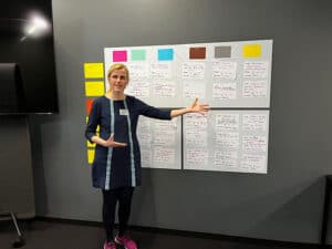 Frau vor Barcamp Wand