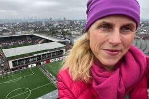 Frau vor Millerntor-Stadion