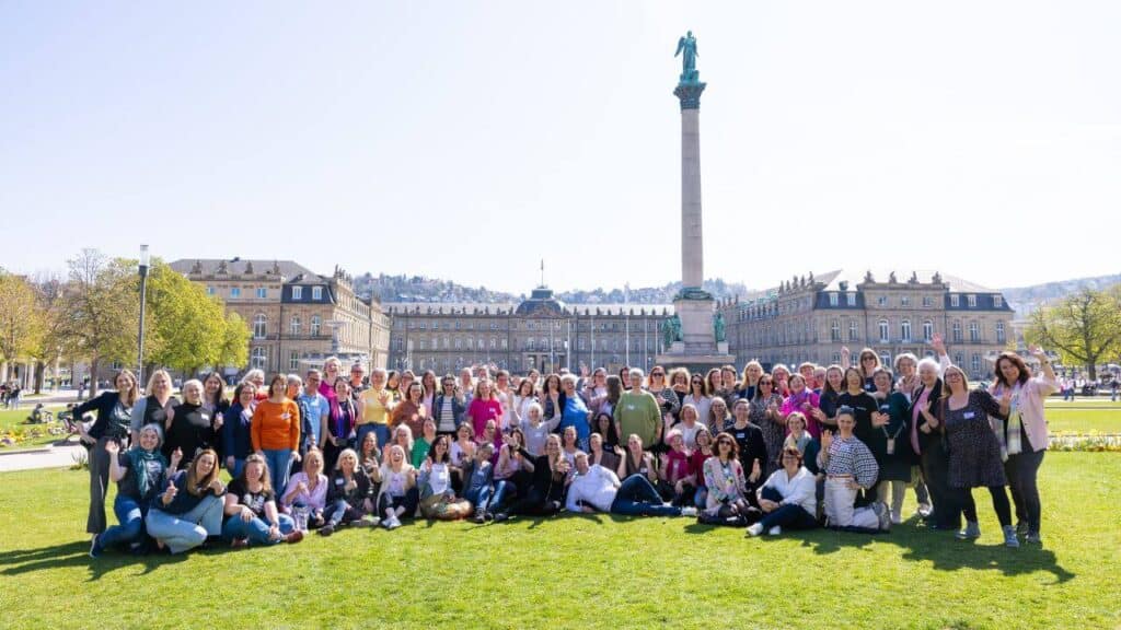 Viele Menschen der TCS auf dem Stuttgarter Schlossplatz