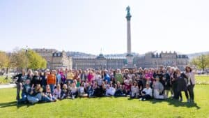 Viele Menschen der TCS auf dem Stuttgarter Schlossplatz