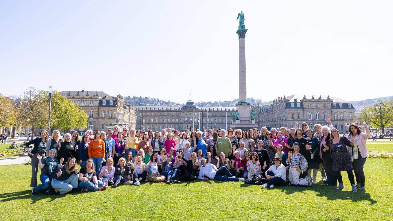 Viele Menschen der TCS auf dem Stuttgarter Schlossplatz