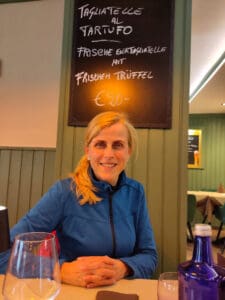 Frau mit Licht über dem Kopf