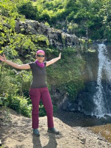 Frau vor Wasserfall
