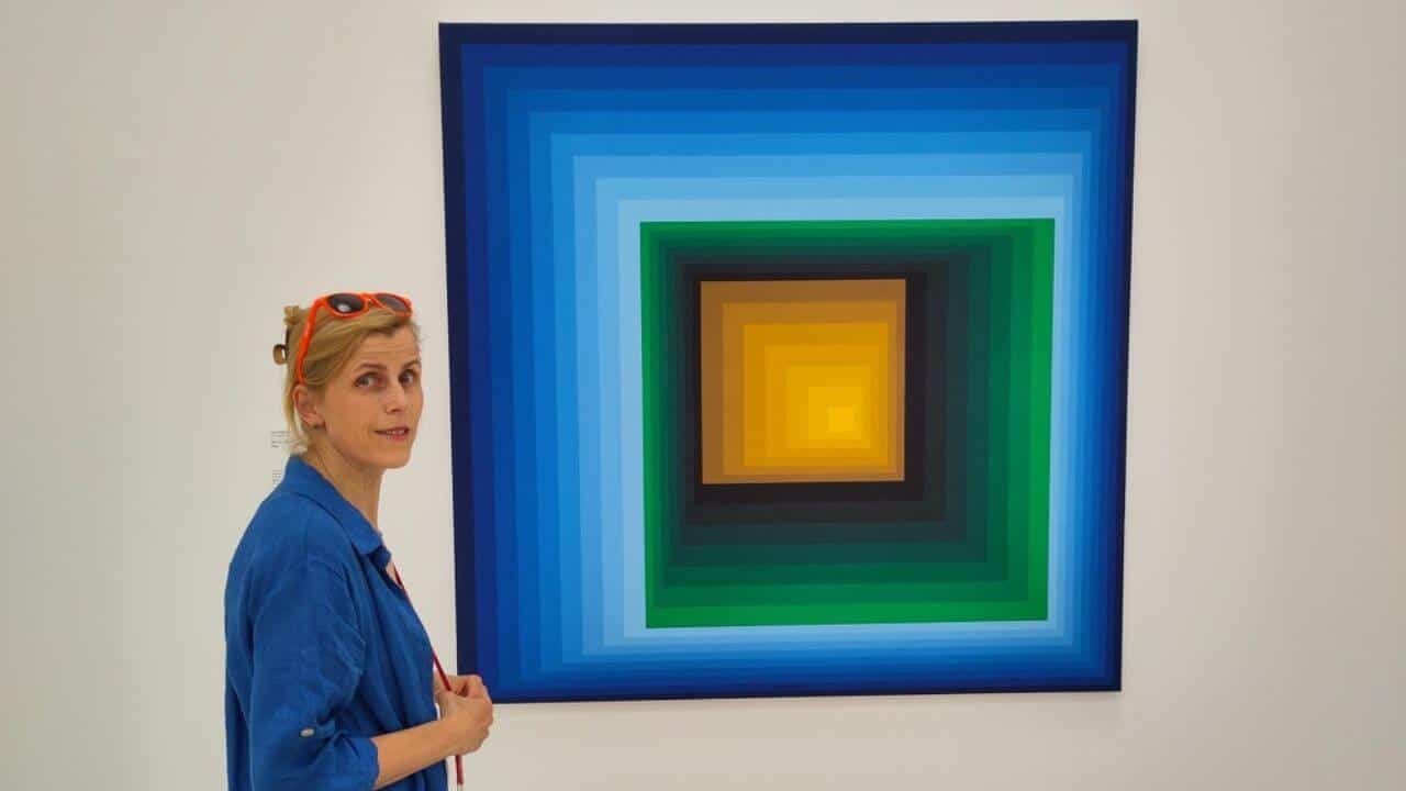 Frau vor Bild