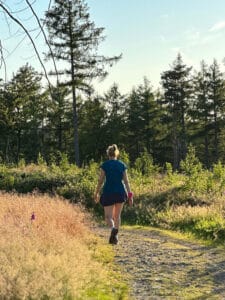 Wanderin am Abend