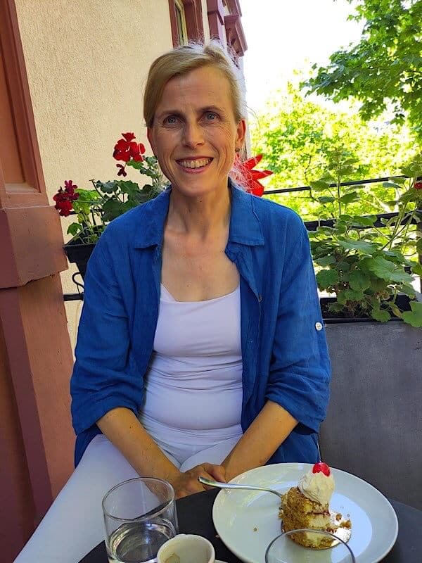 Frau auf Balkon