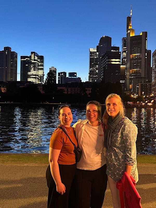 Drei Frauen vor der Skyline