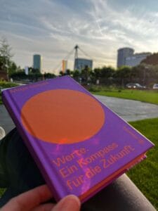 Buch vor Skyline