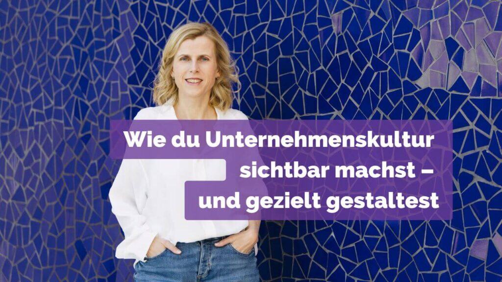 Frau vor Wand mit Kacheln