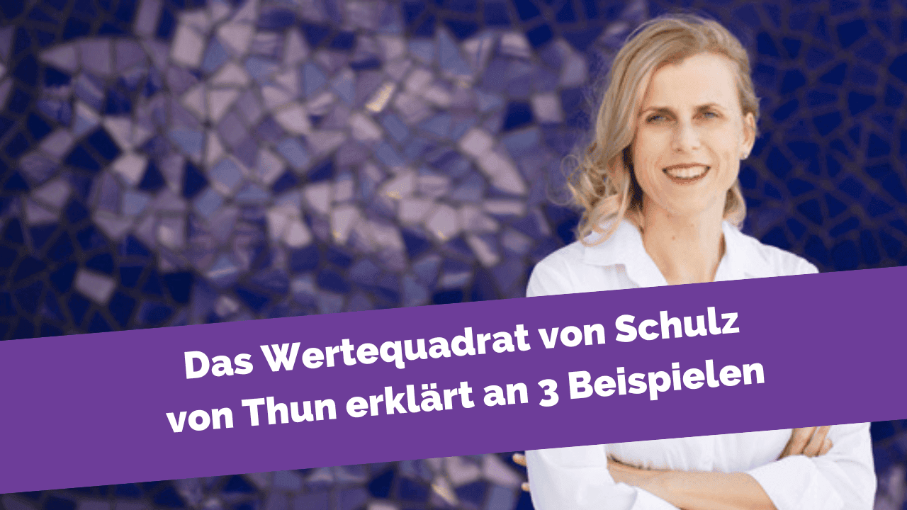 Frau vor Kachelwand