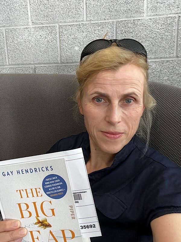 Frau mit Buch