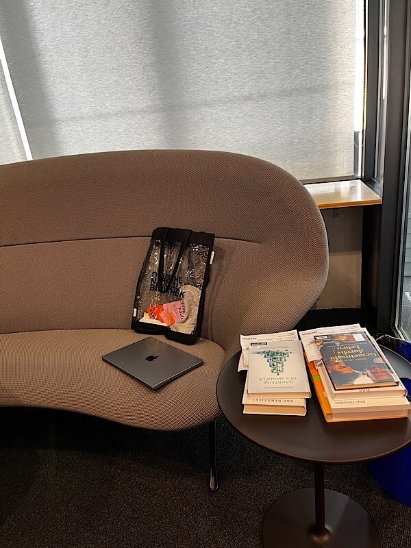 Sofa mit Tasche